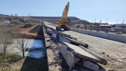 Аварийный мост через реку Новоселку начали ремонтировать в Томаринском районе 