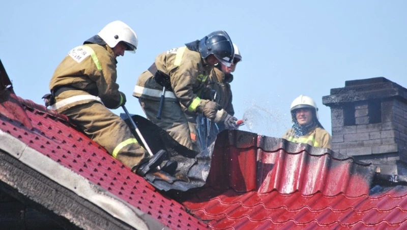 В минувшие сутки на Сахалине пожарные тушили чердак жилого дома