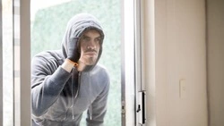 В Южно-Сахалинске форточник вынес личное имущество островитян на 53 тысячи рублей