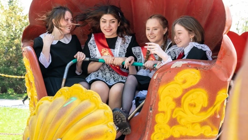 Море, поезд, противогаз: какими запомнят школьные годы сахалинские выпускники