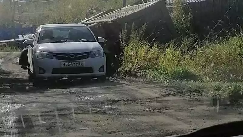 Большегруз рухнул в реку рядом со школой на юге Сахалина