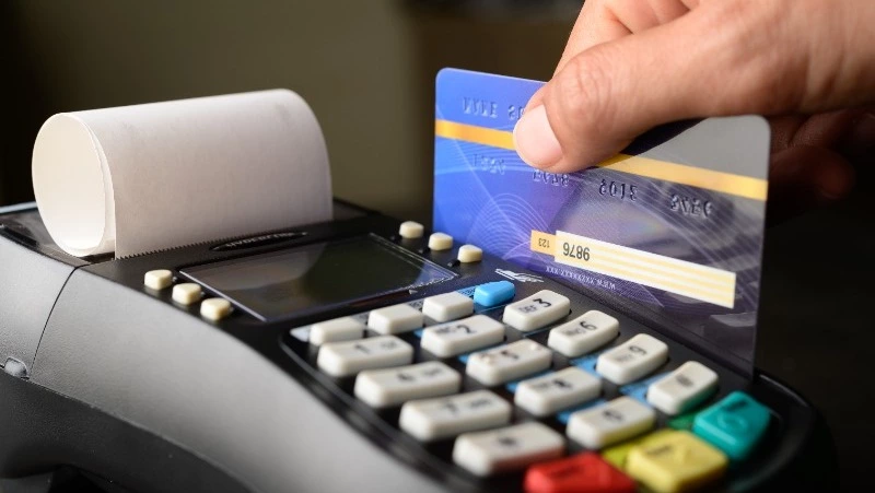 Жительница Поронайска потратила с карты знакомого 15 тысяч рублей на свои нужды