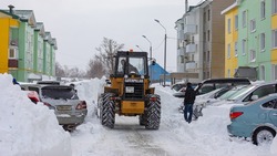 УК вышли на расчистку дворов Южно-Сахалинска после снежного циклона