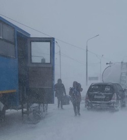 Застрявшую в метель на трассе семью с ребенком спасли на Сахалине