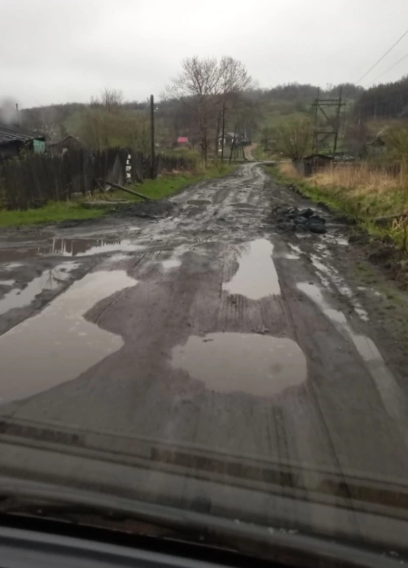 В Углегорском районе люди ходят по колено в грязи из-за убитой дороги