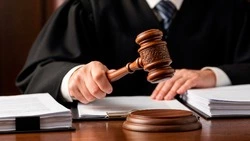 Два сахалинца пытались выбросить человека из окна ради денег