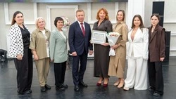 Выдающимся жителям Южно-Сахалинска вручили свидетельства о занесении на Доску Почета