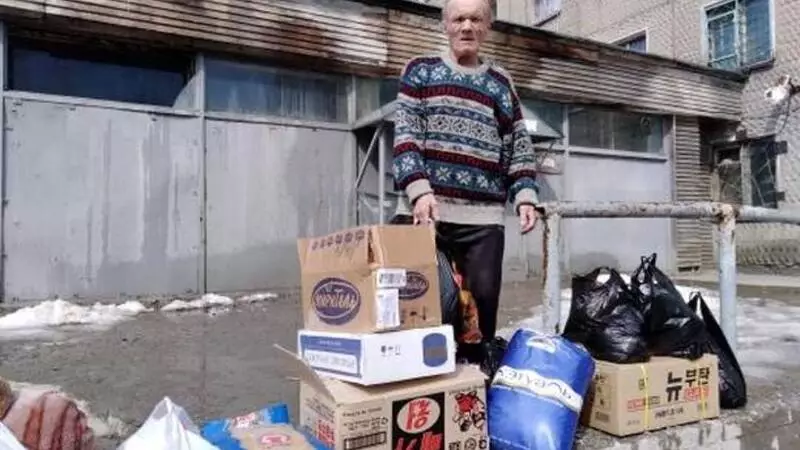 Сахалинцы купили продукты и холодильник голодавшему дедушке