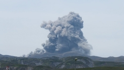 Вулкан Эбеко выбросил пепел на высоту 2,2 километра