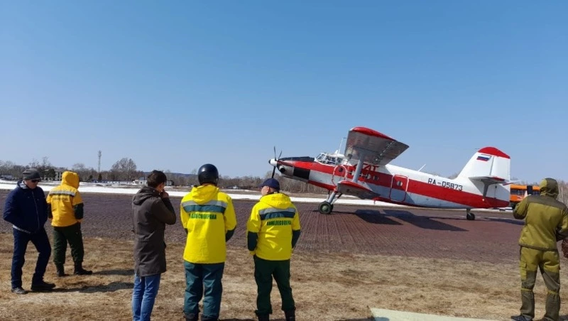 Сахалинские огнеборцы спустились на парашютах к «пожару»
