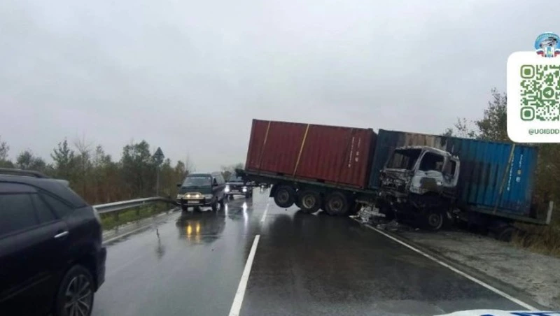 В Госавтоинспекции назвали причину ДТП с горящей фурой возле Долинска