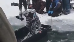 На Сахалине спасают 200 рыбаков, дрейфующих на льдине