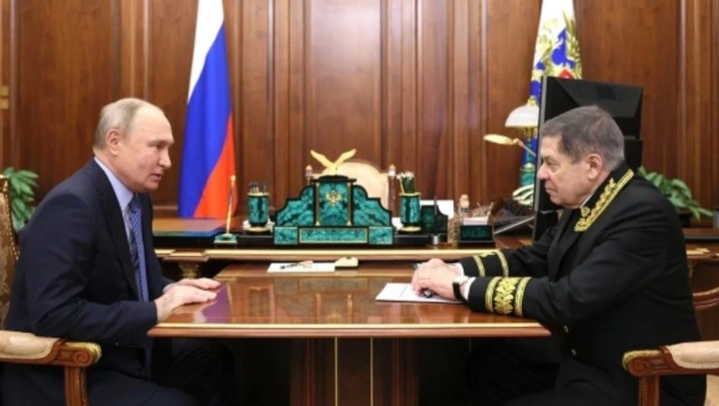 Эксперты прокомментировали решение Путина запретить арест женщин с детьми 