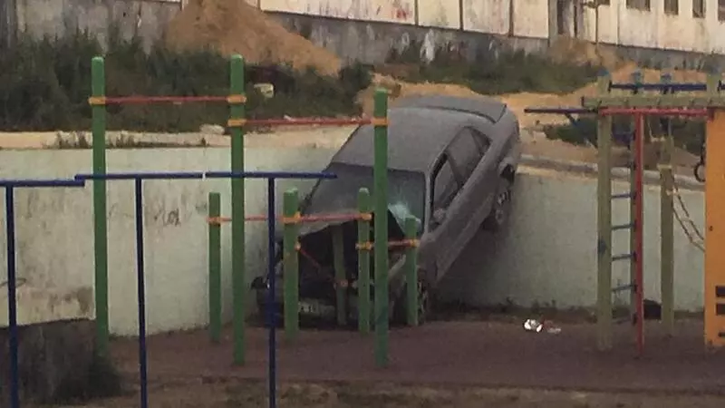 Двое молодых сахалинцев отобрали у таксиста машину и «повесили» ее на турнике