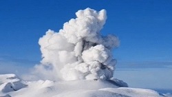 На вулкане Эбеко на Курилах произошел пепловый выброс на высоту 2 км
