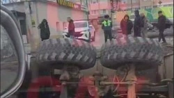 Грузовик перевернулся на ремонтируемом участке проспекта Мира в Южно-Сахалинске