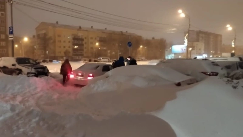 Брошенные машины помешали расчистить снег дорожникам в Южно-Сахалинске 