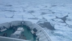 Помощник капитана показал ледовую переправу на теплоходе Корсаков — Курилы