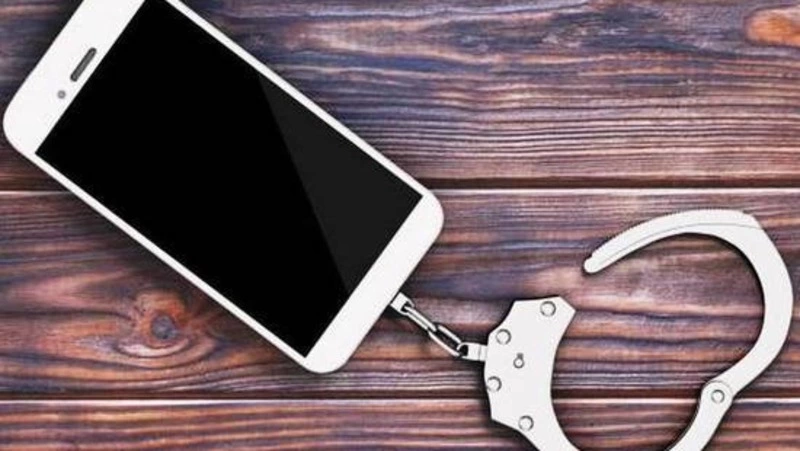 Житель Корсакова предстанет перед судом за кражу телефона