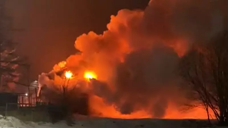 В Ногликах сгорел огромный дом с мансардой
