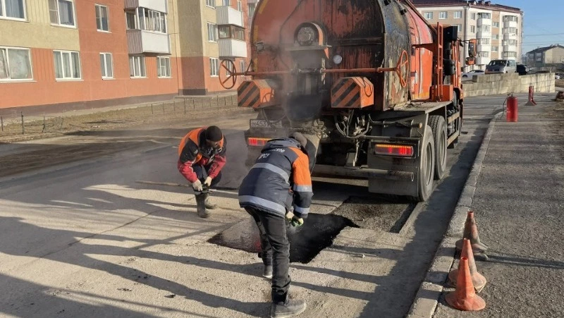Каждые сутки на ремонт дорожных ям в Корсакове расходуют три тонны асфальтобетонной смеси