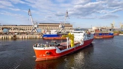 Застрявший посреди бухты Вестник теплоход «Гипанис» добрался до Камчатки