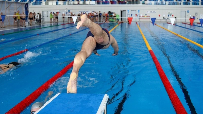 Сахалинские чиновники поборолись за звания лучших на спартакиаде по плаванию