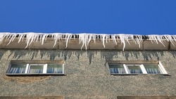В Южно-Сахалинске альпинисты сражаются с наледью на крышах