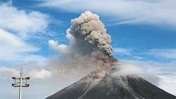 Специалисты зафиксировали новое извержение вулкана Эбеко на Курилах 25 ноября