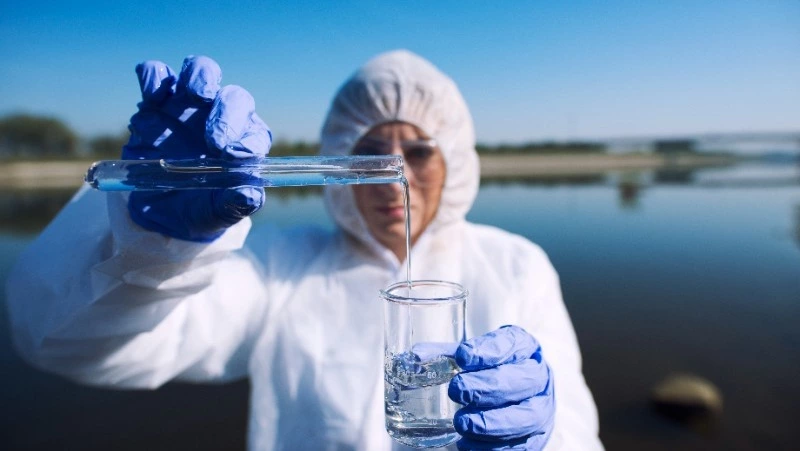 Опасных червей и бактерий нашли в воде на Сахалине 