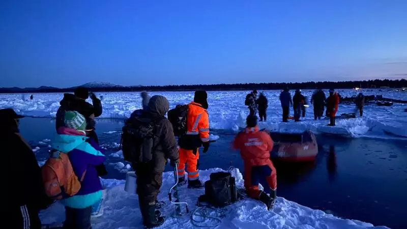 Сахалинские спасатели вывезли рыбаков с треснувшего льда в Корсаковском районе