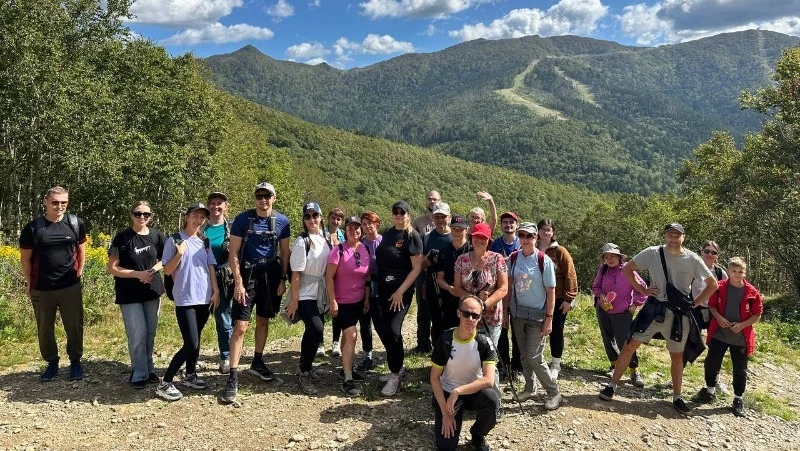 Больше 50 сахалинцев поднялись на вершину горы Большевик по эко-тропе «Восьмерка» 