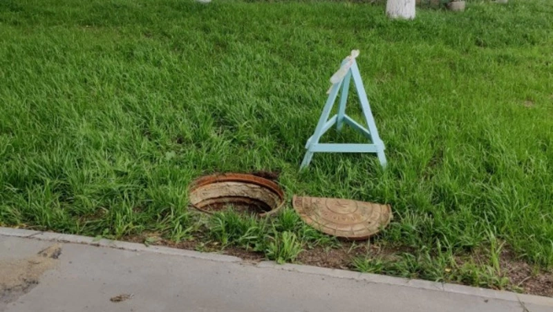 Сотрудники водоканала оперативно закрыли колодец возле детсада после жалоб сахалинцев