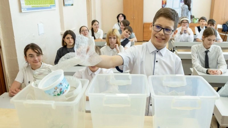 Учеников школы № 23 в Южно-Сахалинске учили сортировать мусор