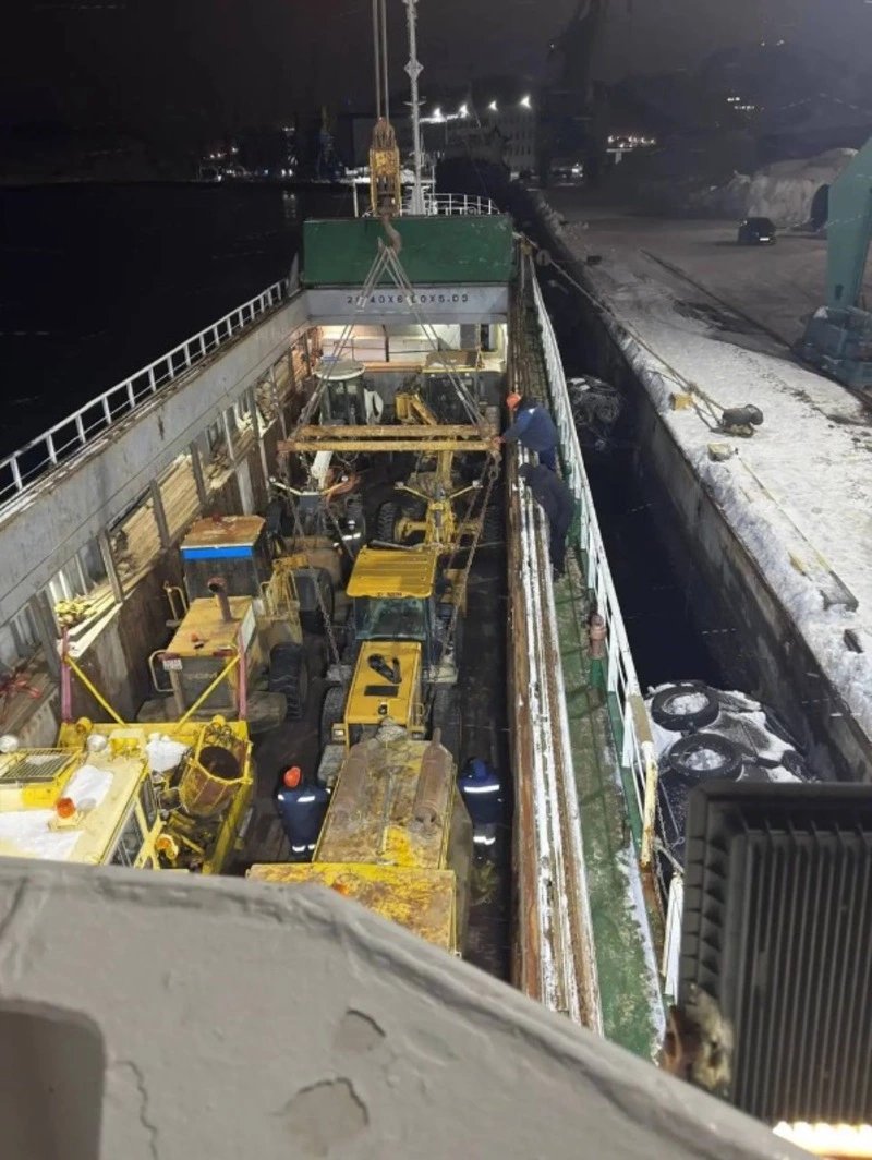 Теплоход «Виктор» с Сахалина доставил снегоуборочную технику на Камчатку