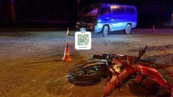 Подросток с другом врезались на мотоцикле в микроавтобус в Южно-Сахалинске