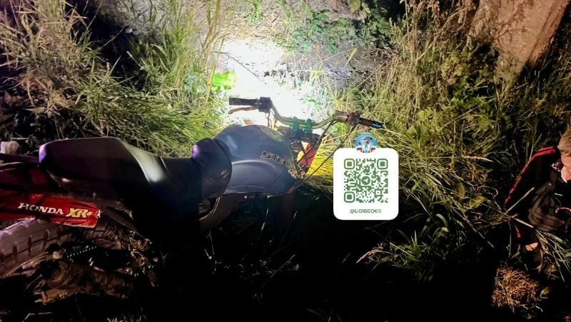 Мотоцикл без номеров съехал с дороги в траву в Корсаковском районе