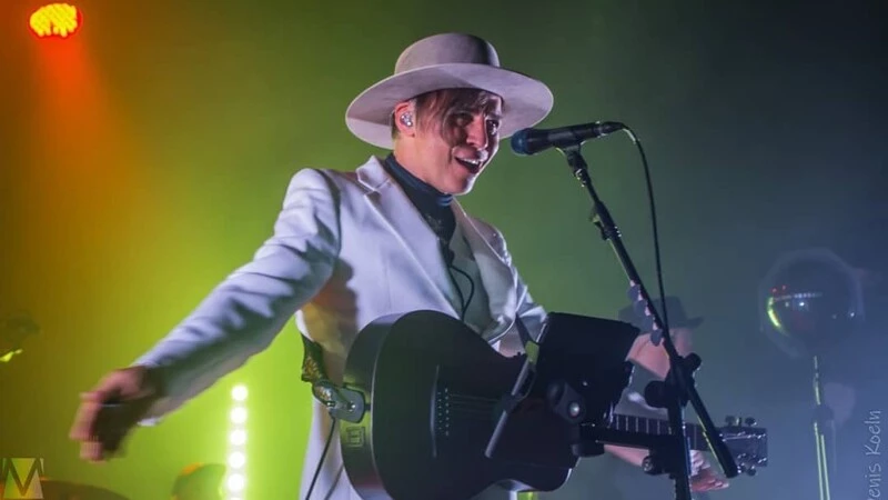 Бас-гитарист «Мумий Тролля» отпраздновал юбилей и получил тортик на сахалинской сцене