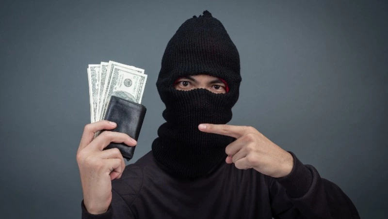 Житель Южно-Сахалинска предстанет перед судом за кражу кошелька в автобусе