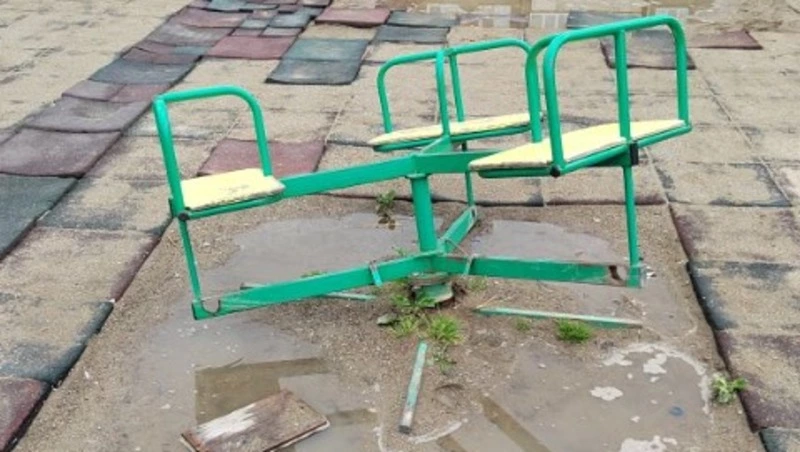 Сбор пьяниц и туалет для кошек: Sakh.online нашел самые убитые детские площадки