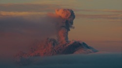 Вулкан Эбеко на Курилах выбросил пепел на высоту полутора километров