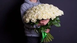 Букет белых роз стоимостью около 25 тысяч рублей украли в Южно-Сахалинске 