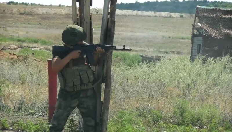 Новобранцы оттачивают навыки боя перед участием в СВО, обучаясь у опытных воинов