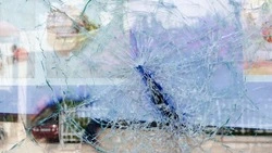 Разгневанный мужчина метал камни в окна сожительницы в Холмске