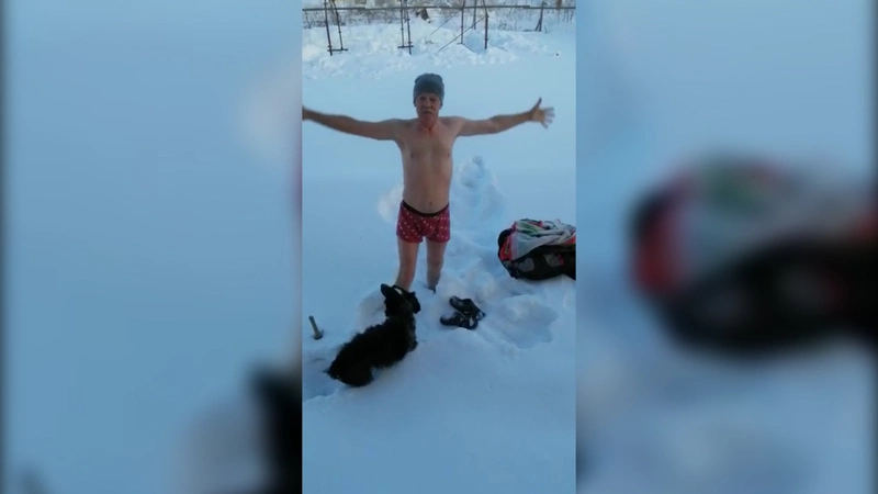 Народное видео: Сахалинец устроил крещенское купание в снегу