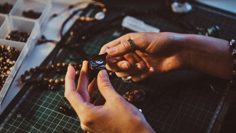 Женщина украла ювелирные украшения у дочери своей подруги в Южно-Сахалинске