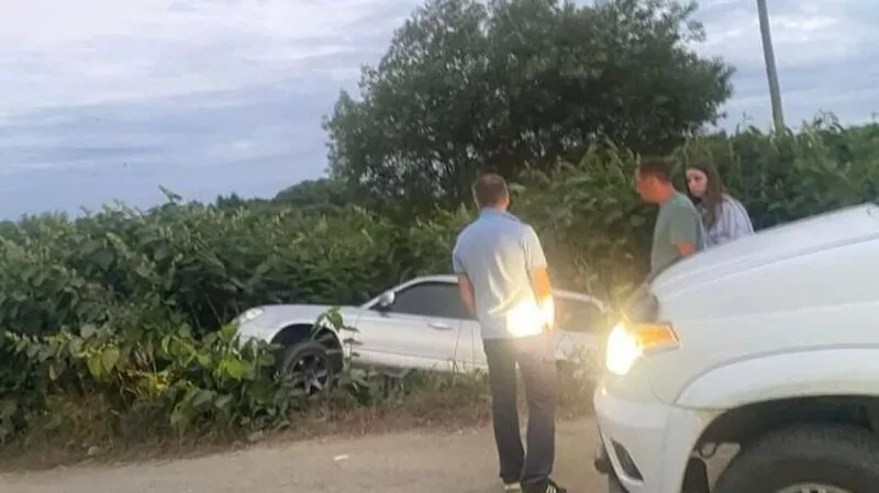 Очевидцы отказались помогать пьяному водителю, улетевшему в кювет