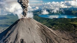 Вулкан Эбеко на Курилах выбросил столб пепла высотой 3,5 километра