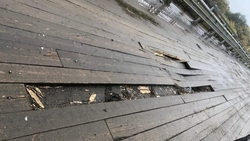 Прокуратура отреагировала на проблему с гниющим мостом в Томаринском районе
