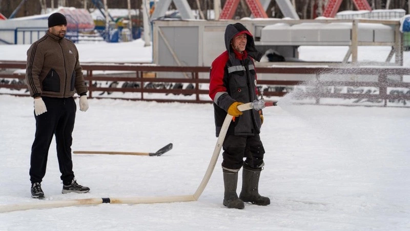 В Южно-Сахалинске начали заливку катка в парке имени Гагарина